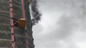 雙星大樓建案火煙竄出情形。（圖／翻攝畫面）
