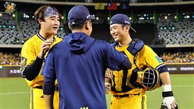 中信兄弟捕手高宇杰、陳統恩。（圖／翻攝自中信兄弟臉書）