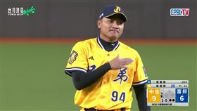中信兄弟投手吳俊偉拍胸脯。（圖／翻攝自CPBLTV）