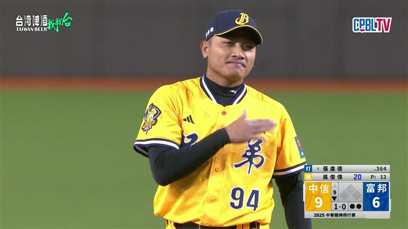 中信兄弟投手吳俊偉拍胸脯。（圖／翻攝自CPBLTV）