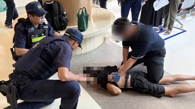 48歲鄒姓男子受指示到朴子長庚領錢，被警方當場逮捕。（圖／翻攝畫面）