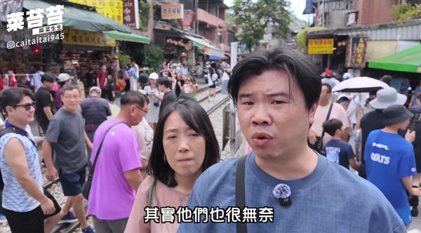 網紅拍攝說明影片時，背景還有不少民眾違規。（圖／翻攝自YouTube＠菜苔苔與菜生生）