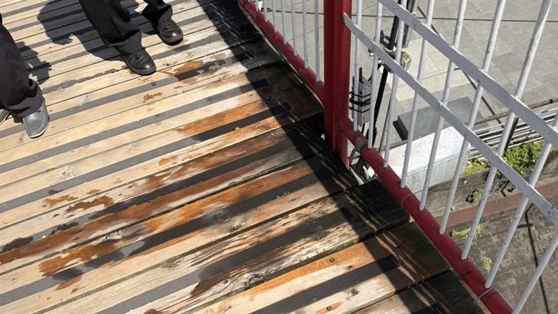 警消獲報後，連忙協助潑水降溫，才順利讓整起意外平安落幕。（圖／翻攝畫面）