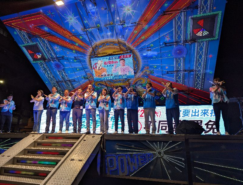 國民黨立委顏寬恒（左5）17日晚間在台中霧峰區舉辦「反惡罷 戰獨裁」造勢晚會，黨主席朱立倫（左6）等人出席力挺