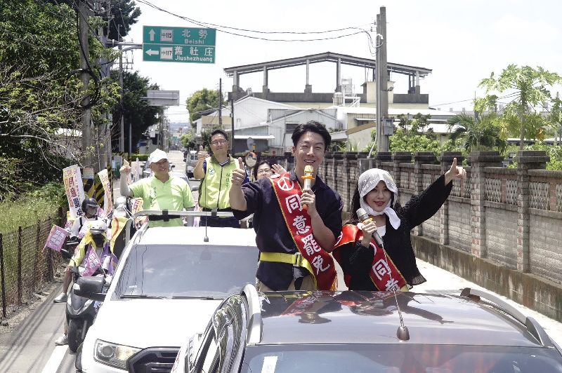 罷免國民黨立委顏寬恒民團「中二解顏」17日找來民進黨發言人吳崢（前左）、立委黃捷（前右）等人，共同登上車隊到台中市霧峰區掃街，呼籲鄉親投下罷免同意票。（罷團提供）