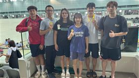 吳亮昀（左起）、傅堃銘、李姵萱、林子芸、蕭永淇和王冠閎，6人香港賽最終日都摘下金牌。（圖／游泳協會提供）