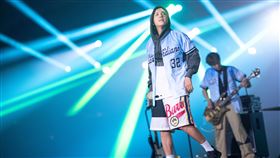 韓國樂團FTISLAND在富邦悍將賽後演唱。（圖／富邦悍將提供） 