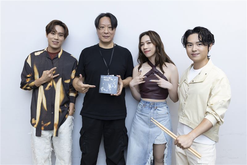 告五人睽違7年,再度邀請黃中岳(左2)擔任音樂總監。(圖/相信音樂提供)