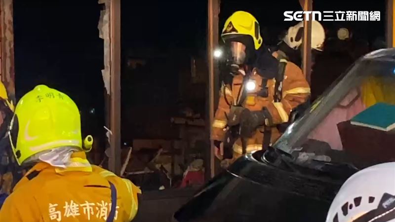 高雄林園區中門路一處華廈今天(18日)清晨驚傳奪命火警。(圖/翻攝畫面)