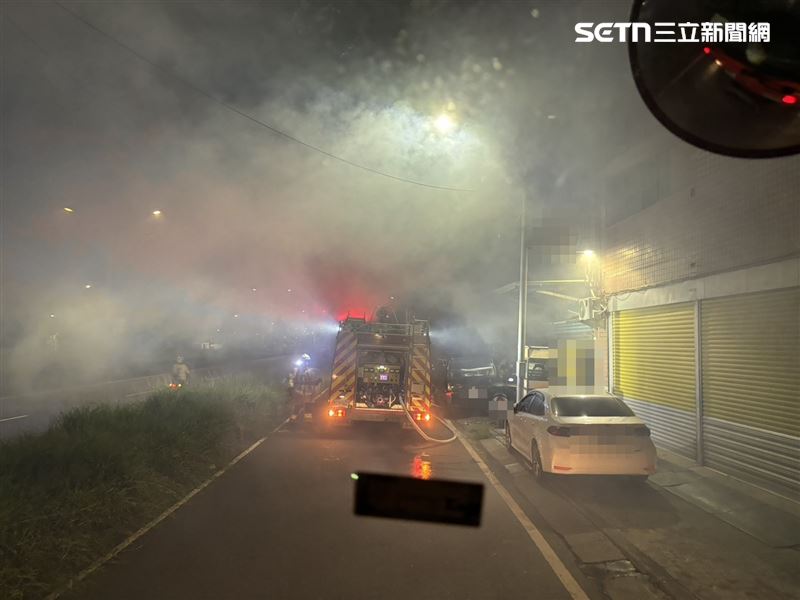 高雄市林園區中門路一棟華廈大樓今（18）日凌晨發生死亡火警。（圖／翻攝畫面）