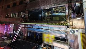 高雄市林園區中門路一棟華廈大樓今（18）日凌晨發生死亡火警。（圖／翻攝畫面）