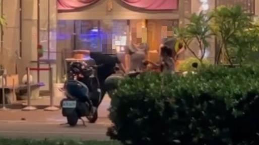 高雄男當街暴打女友…掃把打斷、扯髮拖行