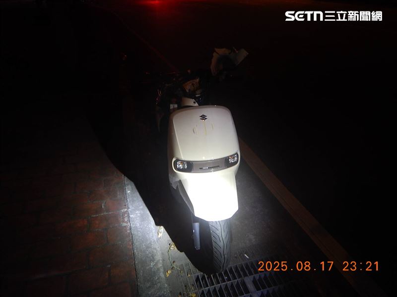 台中女酒駕騎車載人,失控衝撞路樹,釀2死車禍。(圖/翻攝畫面)