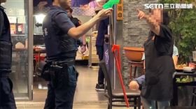 郭男痛毆女友，甚至把掃把打斷。（圖／翻攝畫面）