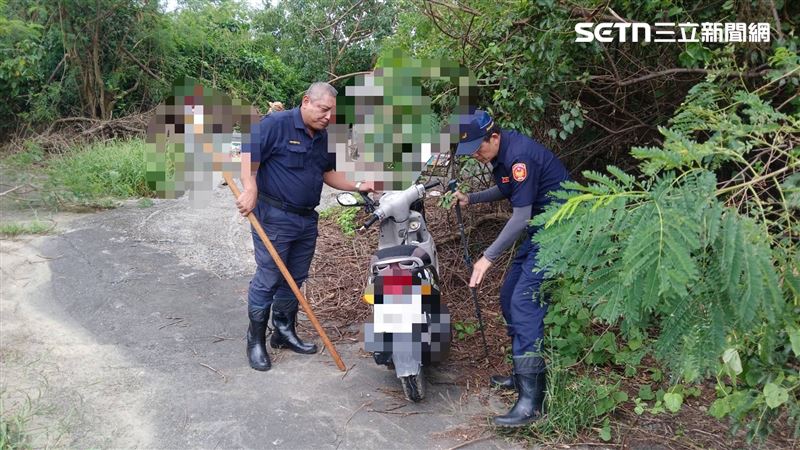 目前只在公墓找到機車,不見人影。(圖/翻攝畫面)