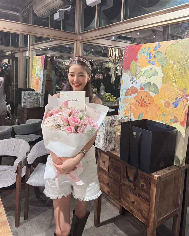 許路兒凍齡美貌驚人。(圖/翻攝自臉書)