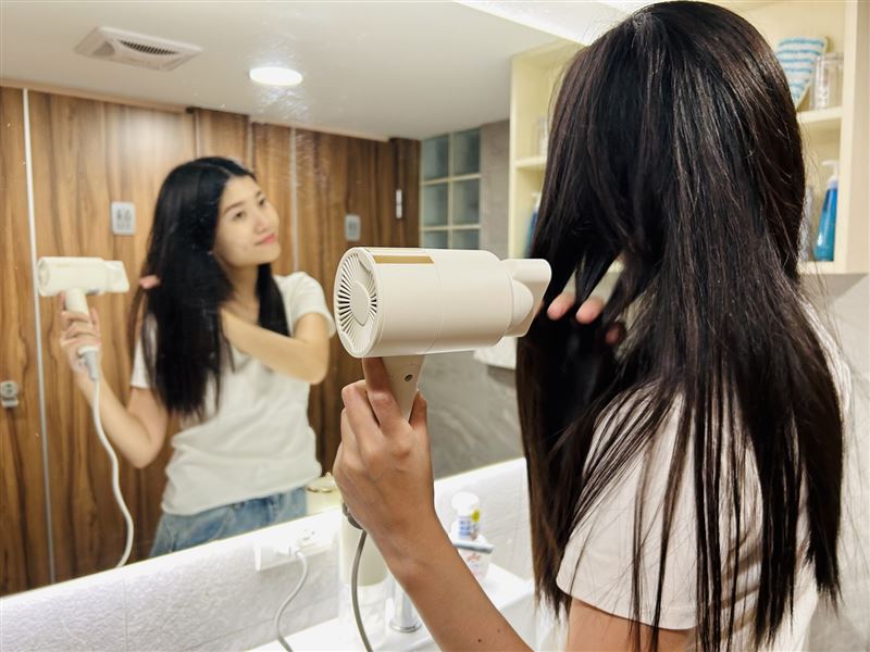 高溫時段若同時使用吹風機等發熱電器,容易干擾冷氣效能、造成耗能。(圖/486團購提供)
