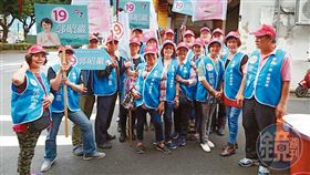 郭昭巖競選期間，要求義交隊員無償舉牌助選，遭受抨擊。（讀者提供）