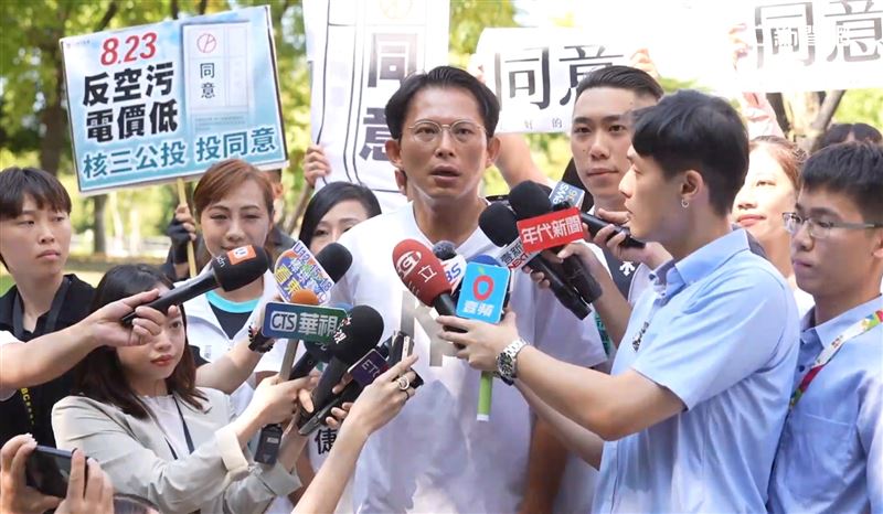 黃國昌出席核三延役公投車掃前受訪。（圖／翻攝畫面）
