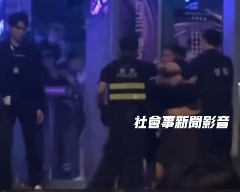 顏姓律師在台中夜店酒後失態，不斷以言語騷擾女顧客，甚至不斷衝撞前來處理的員警。(圖／翻攝自社會事新聞影音)