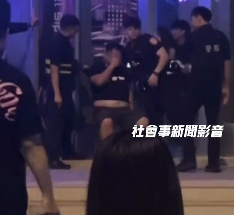 顏姓律師遭警方噴辣椒水制伏，被依妨礙公務等罪逮捕、移送法辦。(圖／翻攝自社會事新聞影音)