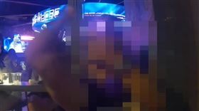 男律師夜店騷擾女客，對警比中指咆哮「我弄死你」，警噴辣椒水制伏，黑道律師，顏正豪(圖／翻攝畫面)