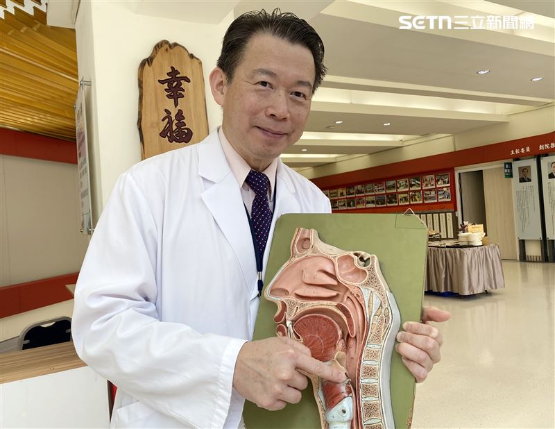 耳鼻喉頭頸部主任劉時安說明，無喉病友因頭頸癌、咽喉癌或其他原因接受全喉切除手術後失去聲帶，必須重新學習講話。（圖／台中榮總提供）