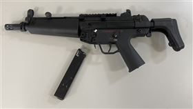 恐怖情人拿MP5的瓦斯BB槍嗆聲被警攔查。（圖／翻攝畫面）