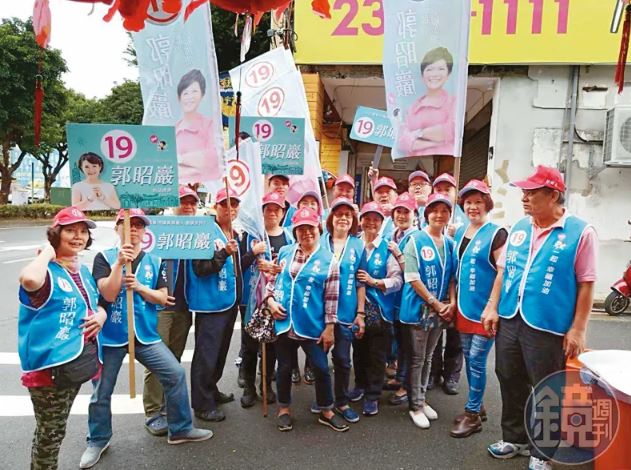 郭昭巖競選期間，要求義交隊員無償舉牌助選，遭受抨擊。（讀者提供）