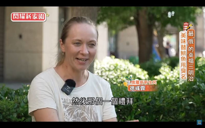 徐彧霏在南部擺設攤位，販售鯡魚三明治和布林餅