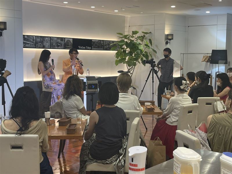 加藤鷹經常在日本當地舉辦講座，吸引許多好奇該處理好兩性關係的男女女前來聆聽。（圖／翻攝加藤鷹官網）