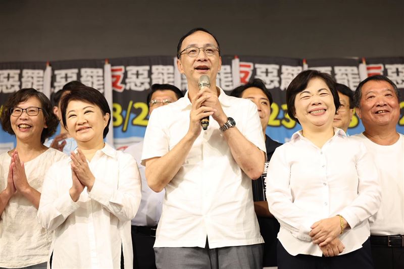 盧秀燕與朱立倫17日出席台中第三選區立委楊瓊瓔的反罷免造勢活動。（圖／翻攝自朱立倫臉書）