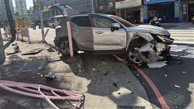 李男癲癇發作開車自撞護欄。（圖／翻攝畫面）