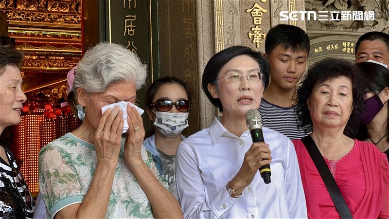 林岱樺牽著高齡80歲母親現身鳳山天公廟拜拜,在神明面前發誓自己「清清白白、乾乾淨淨、不容污辱!」(圖/記者簡榮良攝影)