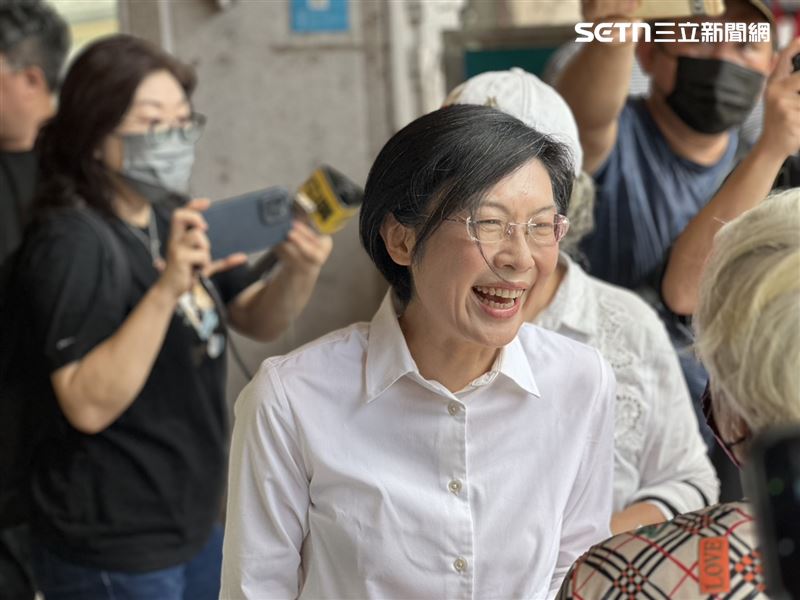 支持者夾道而行,握過的每雙手林幾乎都叫得出名字。(圖/記者簡榮良攝影)