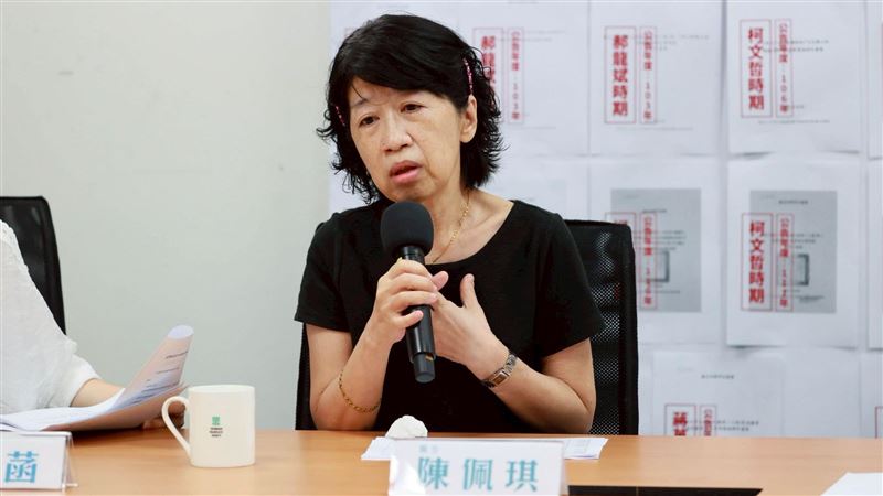 陳佩琪淚崩稱要拿著柯文哲照片到天安門廣場控訴賴清德。（圖／民眾黨提供）