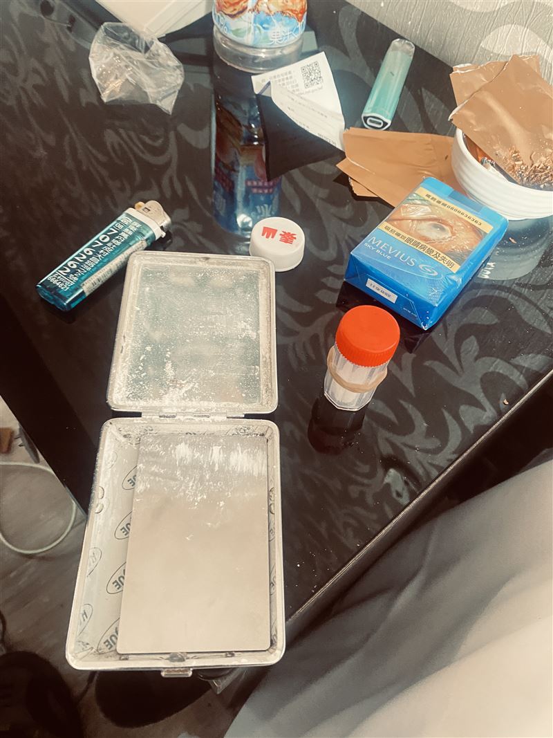 警方搜索時，查獲嫌犯吸食愷他命等毒品。(圖／國道公路警察局提供)