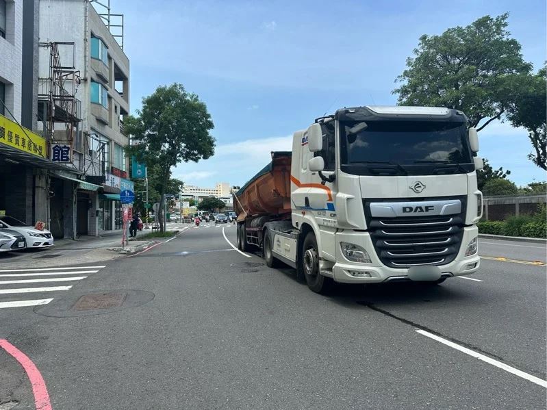 高雄17日發生機車、砂石車擦撞車禍。（圖／翻攝畫面）