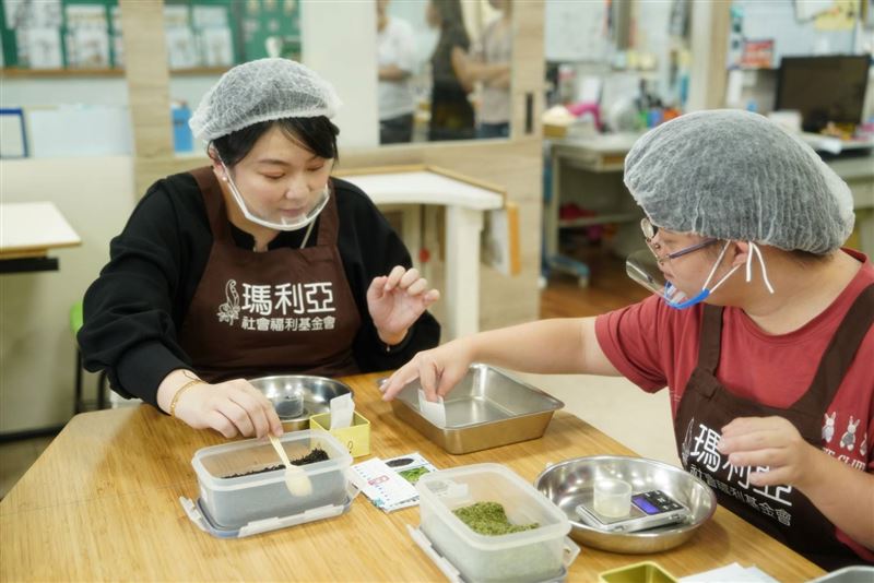 為了更瞭解心智障礙者的生活，以及瑪利亞基金會如何協助這群「瑪利亞的天使」，邱子軒與鄭羽珈多次走訪瑪利亞的據點，並與服務對象實際互動。（圖／瑪利亞基金會提供）