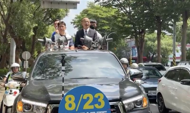 韓國瑜（右）陪同林思銘（左）赴竹北車掃。（圖／翻攝自林思銘臉書直播）