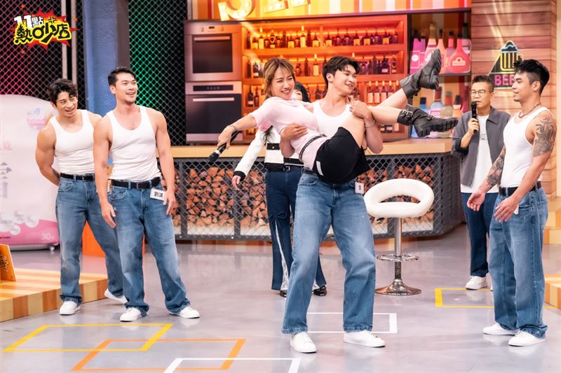 楊皓如被猛男公主抱(圖／TVBS提供)