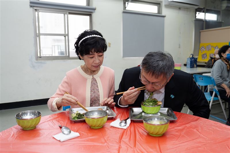 陳佩琪說，「我也很愛我的先生，也會無時無刻把柯文哲骨灰捧在我的懷裡…」（圖／翻攝自陳佩琪臉書）