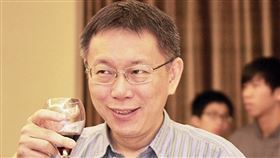 陳佩琪說，「我也很愛我的先生，也會無時無刻把柯文哲骨灰捧在我的懷裡…」（圖／翻攝自陳佩琪臉書）