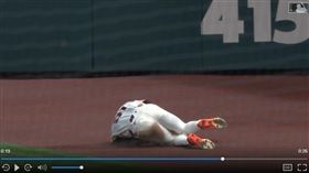 李政厚18日上演用膝蓋接殺的超美技。（圖／翻攝自MLB官網）