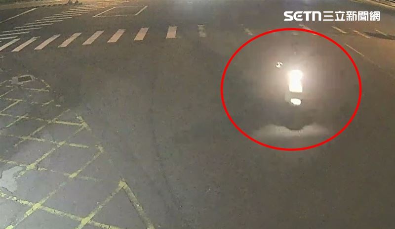 台中女酒駕騎車雙載自撞，事故前最後身影曝光。（圖／翻攝畫面）