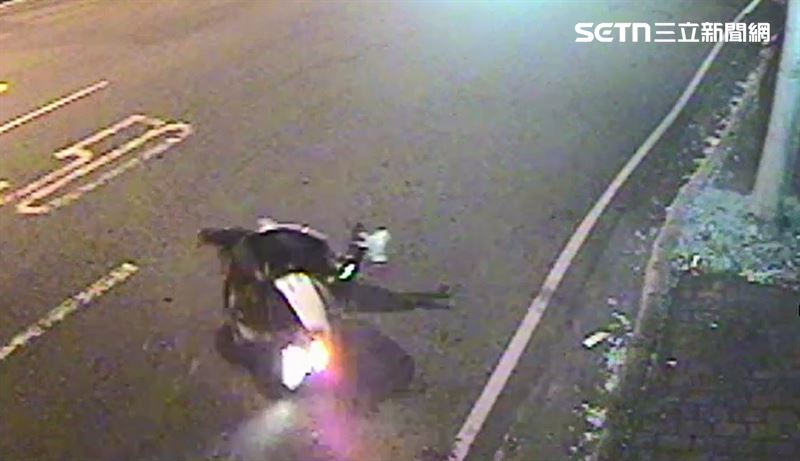 台中女深夜騎車酒駕雙載，自撞路樹後機車彈飛。（圖／翻攝畫面）