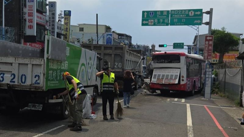 一輛砂石車行經萬壽路二段、大同路口時，追撞前方一輛公車及另一輛砂石車。（圖／翻攝畫面）