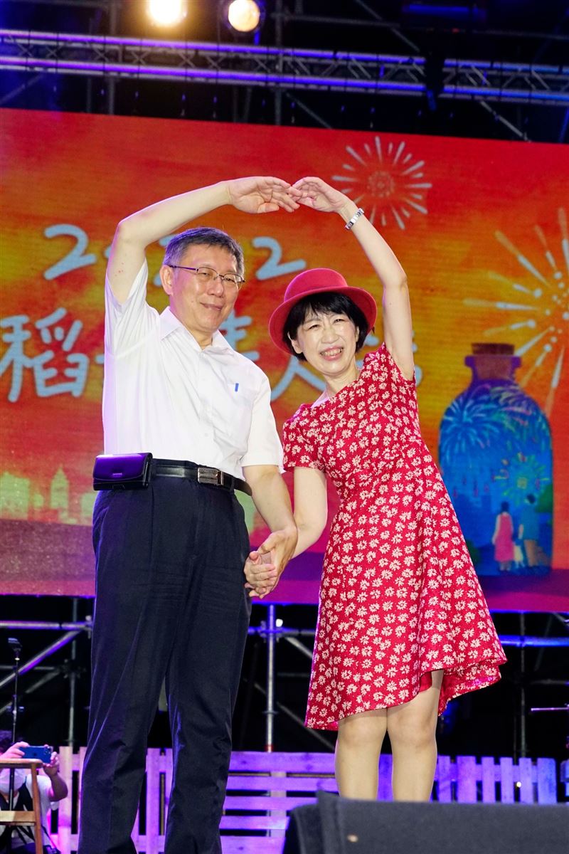 陳佩琪稱，要拿柯文哲相片到中國天安門，抗議民進黨害她家破人亡！（圖／翻攝自陳佩琪臉書）