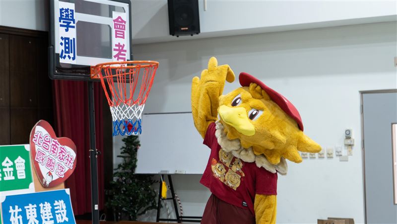 台鋼獵鷹與祐東建設在家扶中心參與「拔尖計劃」。（圖／台鋼獵鷹提供）