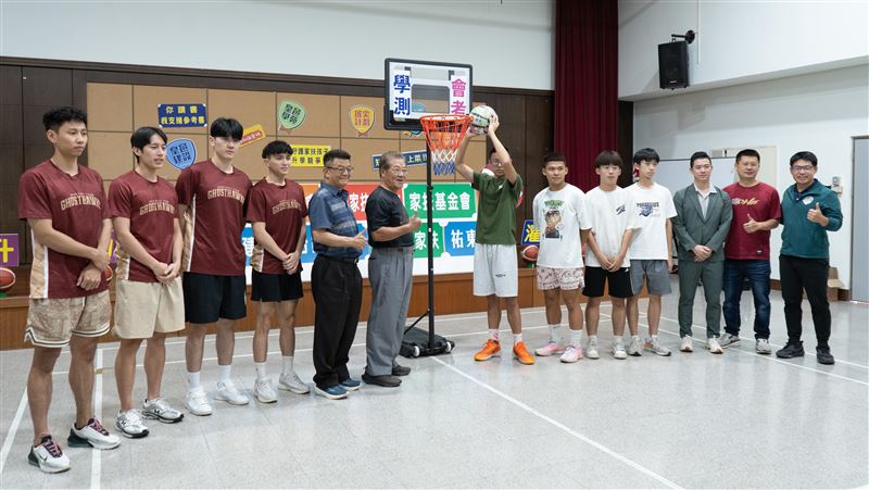台鋼獵鷹與祐東建設在家扶中心參與「拔尖計劃」。（圖／台鋼獵鷹提供）